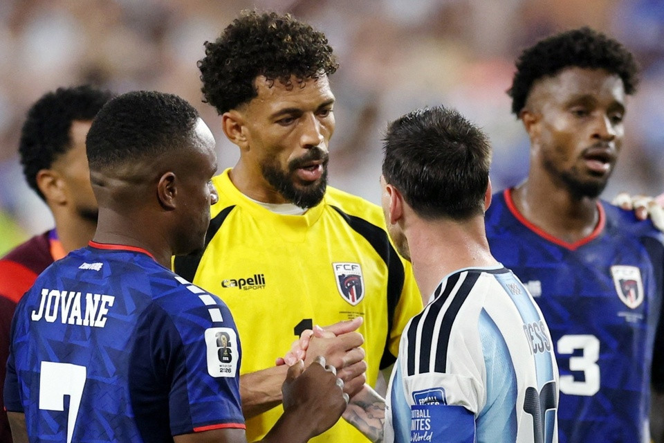 Lionel Messi ôm và dành lời khen cho thủ môn Vozinha sau trận đấu