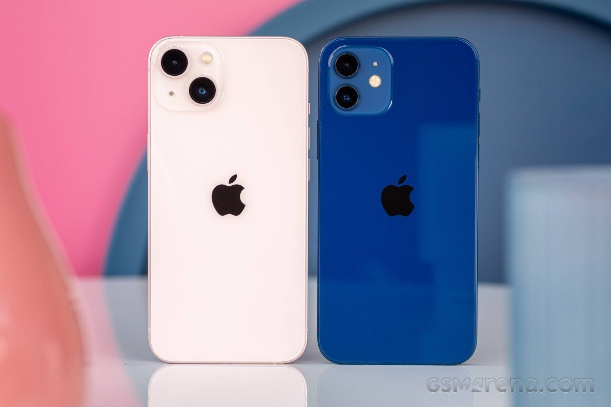 Màn hình iPhone 13 hiển thị sắc nét với độ tương phản cao nhờ công nghệ OLED.