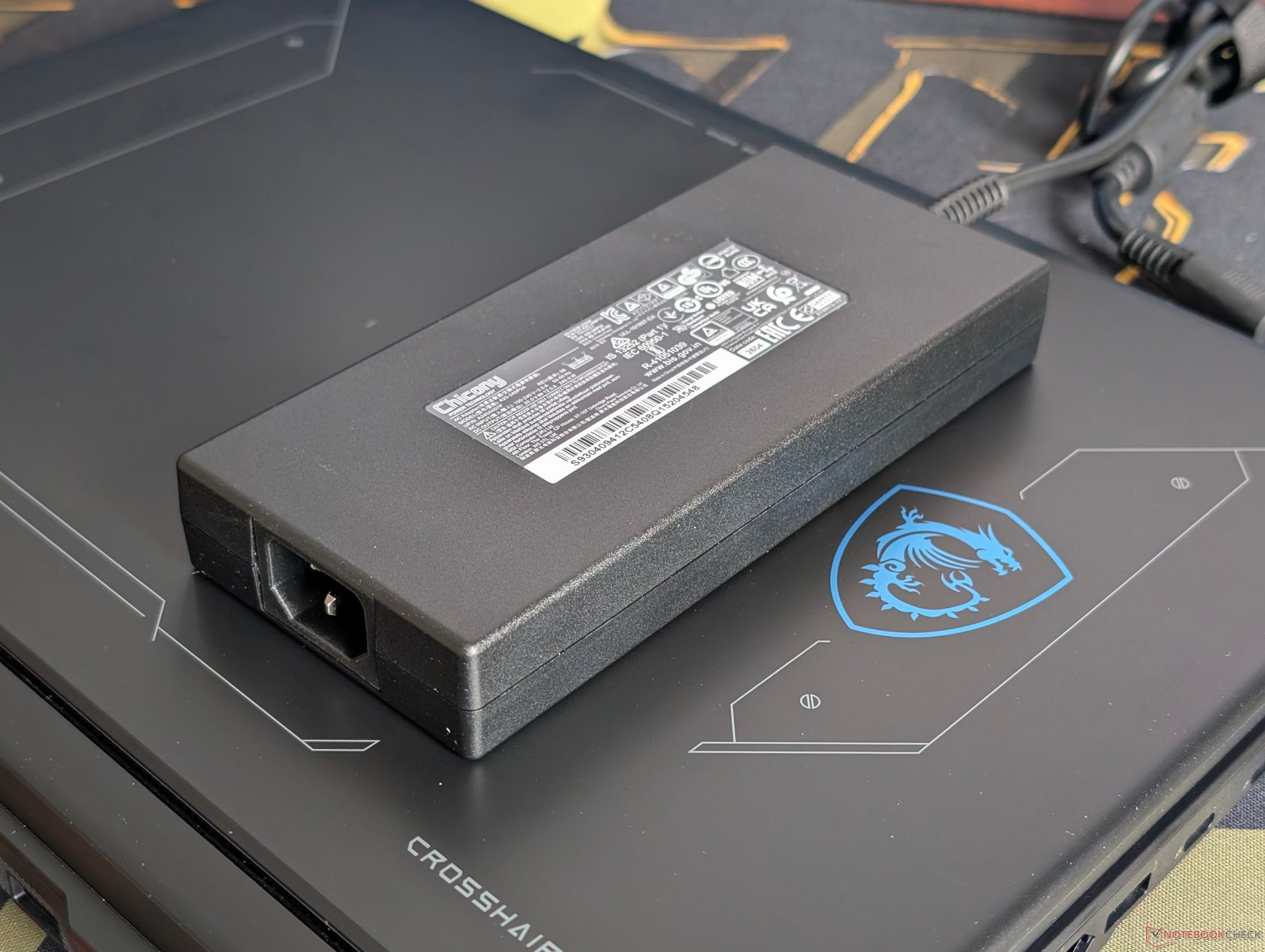 Laptop MSI tiêu thụ 250W trong khi bộ sạc chỉ định mức 240W