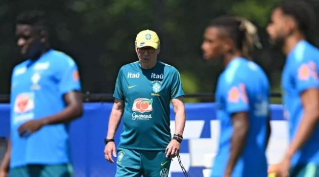 HLV Carlo Ancelotti và các cầu thủ Brazil tập luyện trước trận gặp Na Uy tại World Cup.