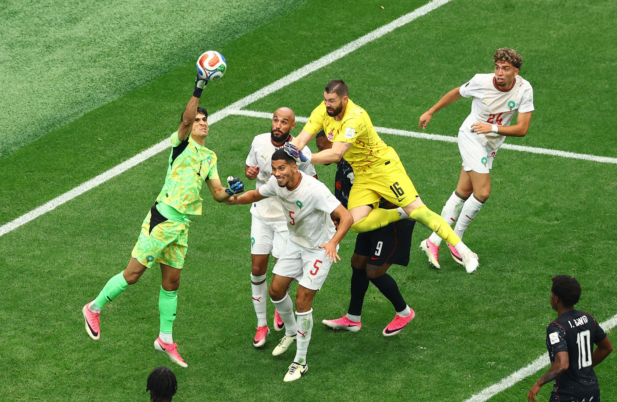 Azzedine Ounahi dứt điểm nâng tỷ số lên 2-0 cho Morocco
