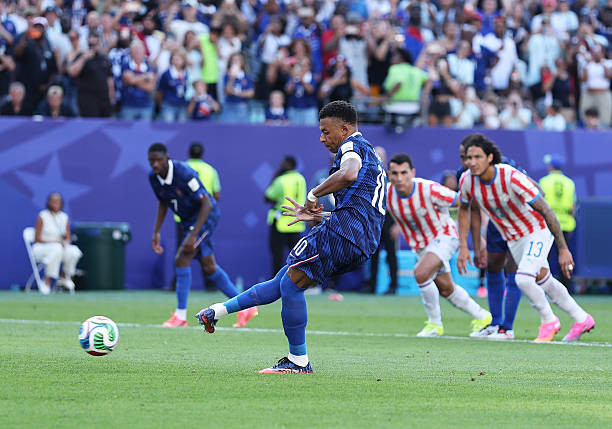 Kylian Mbappe thực hiện quả phạt đền quyết định mang về chiến thắng cho tuyển Pháp.