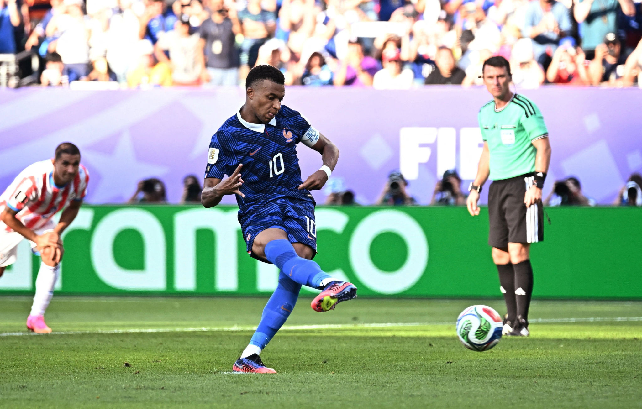 Kylian Mbappe ăn mừng bàn thắng vào lưới Paraguay tại vòng 1/8 World Cup 2026