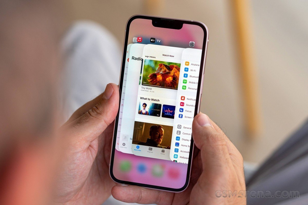 iPhone 13 với cụm camera đặt chéo đặc trưng và thiết kế khung viền vuông vức.