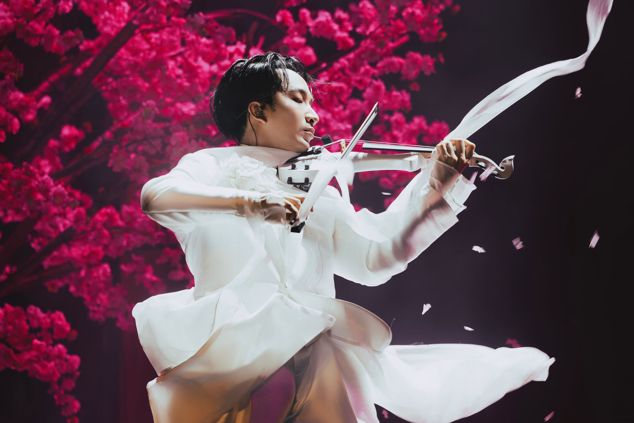 Nghệ sĩ violin Hoàng Rob trình diễn tại Công diễn Hội ngộ