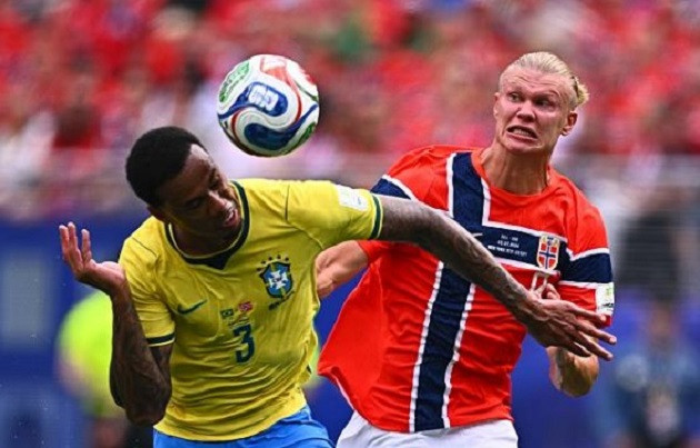 Gabriel Magalhaes thất bại trong pha tranh chấp dẫn đến bàn thua của Brazil