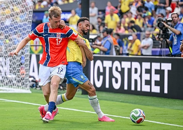 Matheus Cunha mang về quả phạt đền cho Brazil