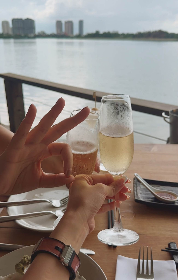 Buổi gặp gỡ đời thường của hai người đẹp sau thời gian dài.