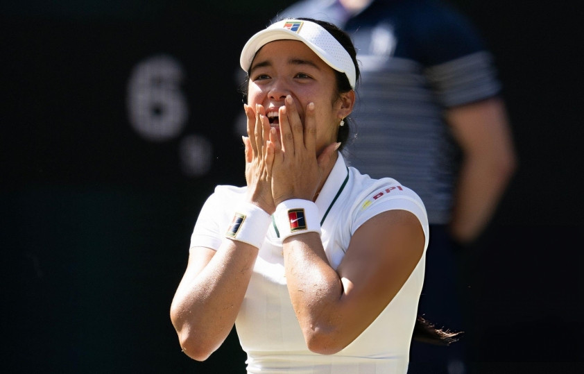 Alexandra Eala ăn mừng chiến thắng trước Iga Swiatek tại Wimbledon 2026