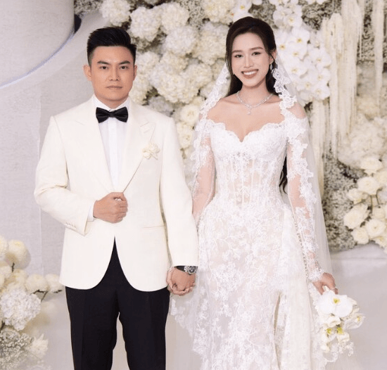 Hoa hậu Đỗ Thị Hà cùng chồng trong ngày trọng đại.