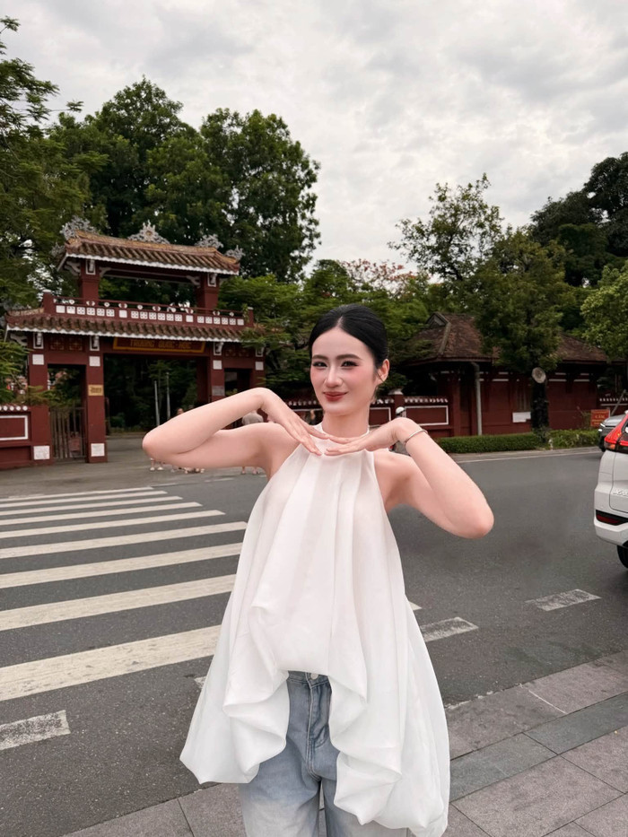 Nhan sắc của Hoa hậu Ý Nhi được đánh giá ngày càng trưởng thành và cuốn hút.