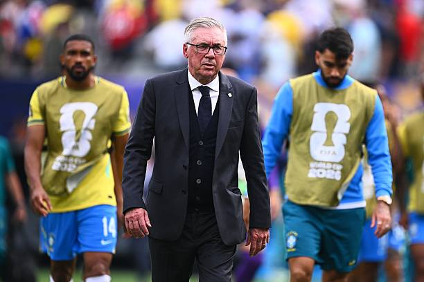HLV Carlo Ancelotti bất lực trong việc thay đổi cục diện trận đấu.