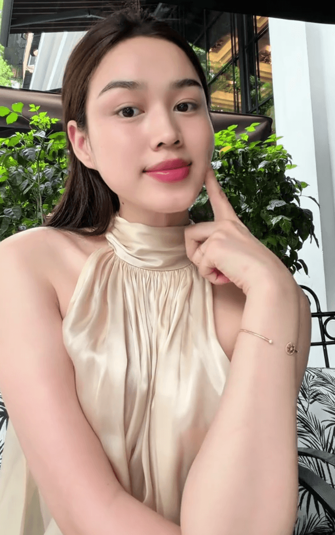 Hoa hậu Đỗ Thị Hà xuất hiện với diện mạo rạng rỡ trong khoảnh khắc đời thường.