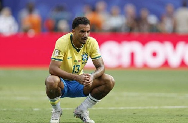Danilo mắc lỗi vị trí trong bàn thua thứ hai của Brazil