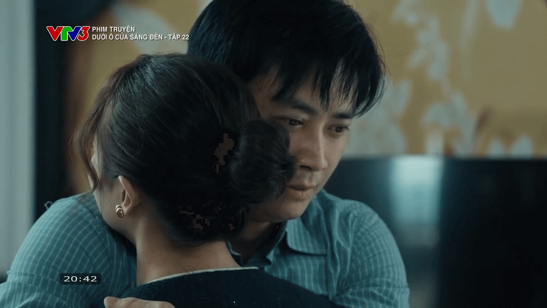 Dương ôm Diệu lần cuối trước khi chính thức đường ai nấy đi trong tập 22 phim Dưới ô cửa sáng đèn