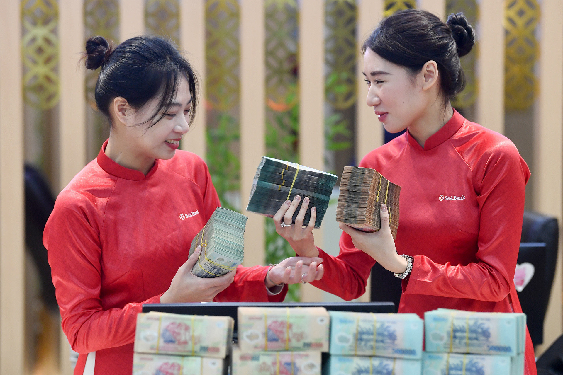 Ngân hàng tung nhiều ưu đãi về lãi suất huy động tiền gửi trong tháng 7