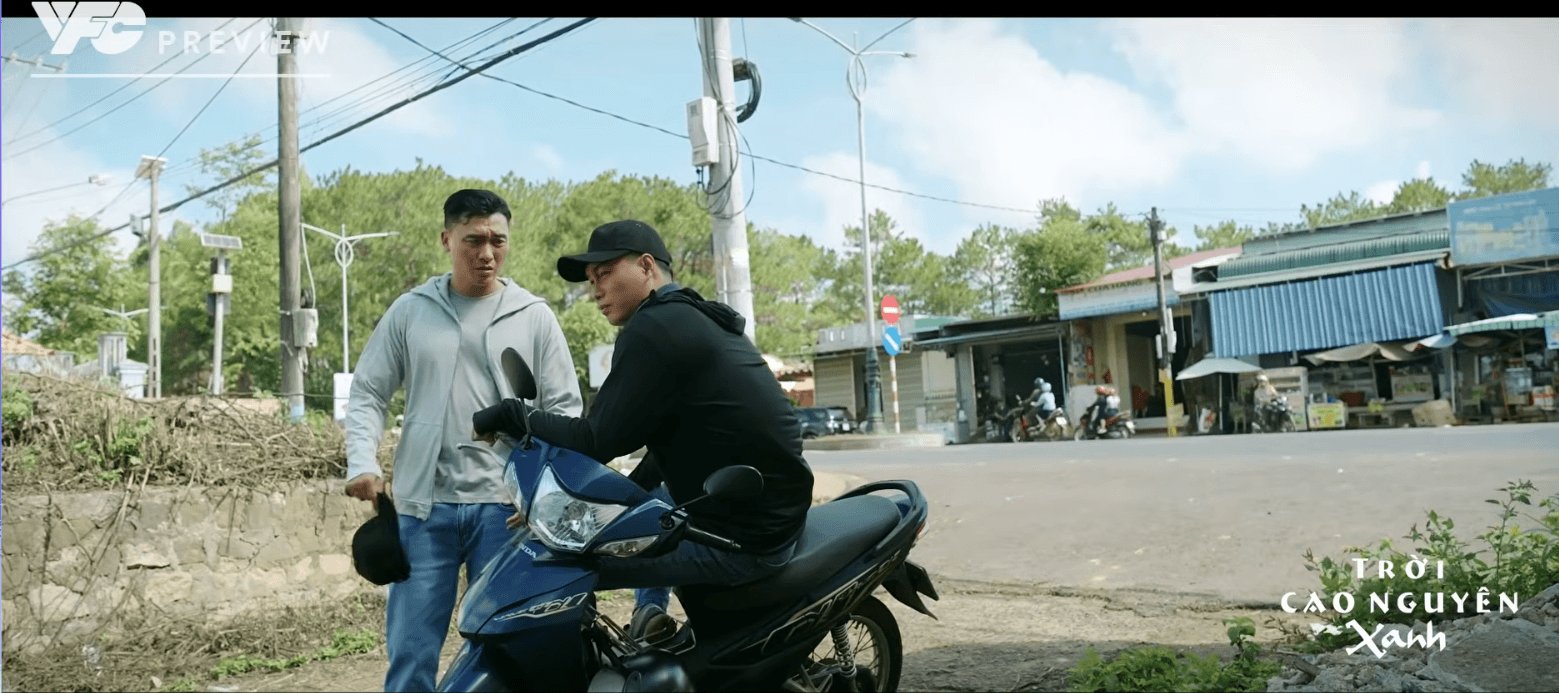 Nhóm đối tượng lạ mặt theo dõi khu vực phòng bệnh của Y Lanh.