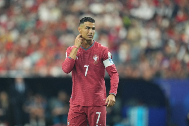 Ronaldo bất lực trong việc tìm đường vào khung thành Tây Ban Nha