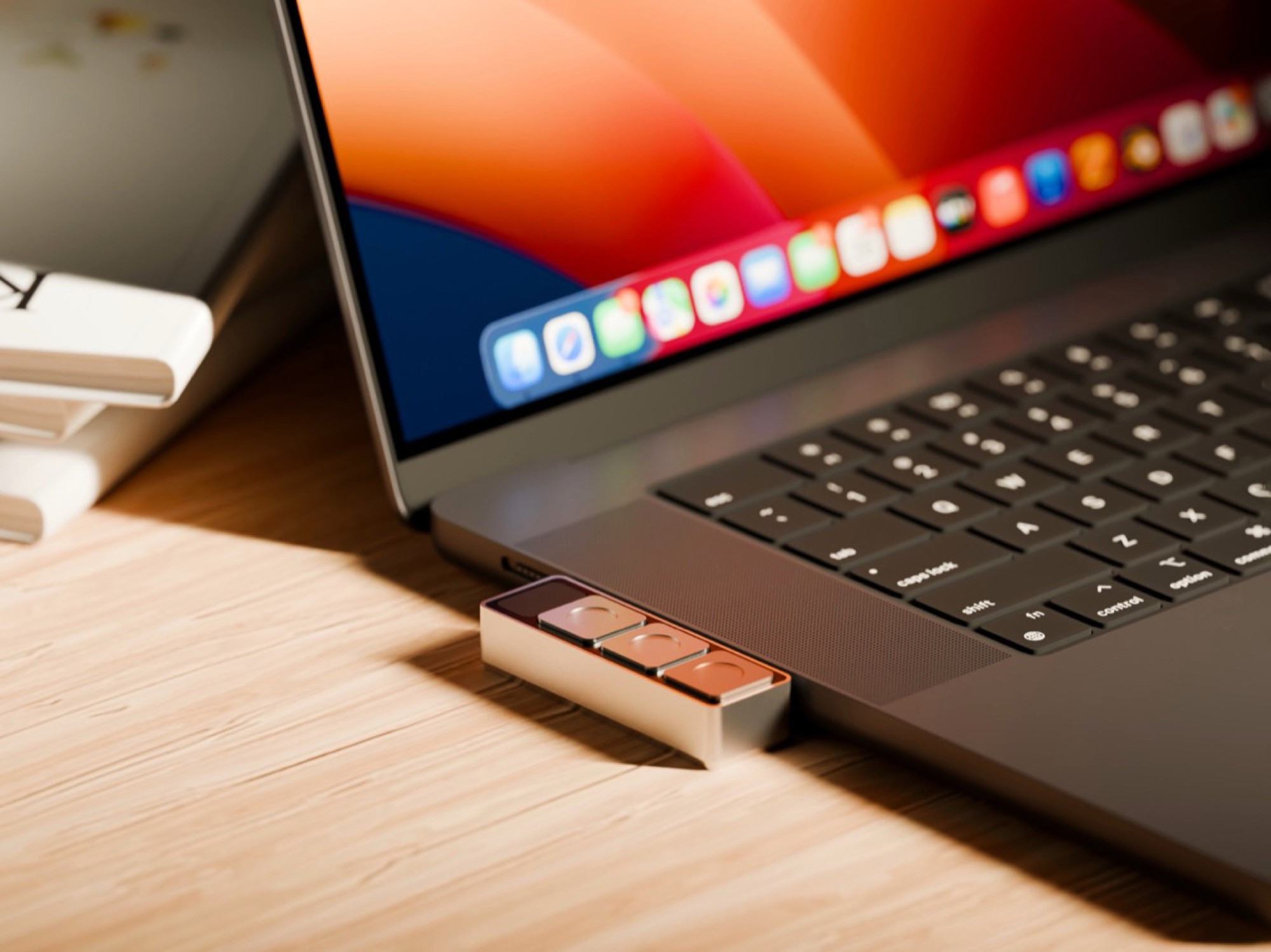 Bàn phím Dune với ba nút bấm thông minh hỗ trợ người dùng MacBook.