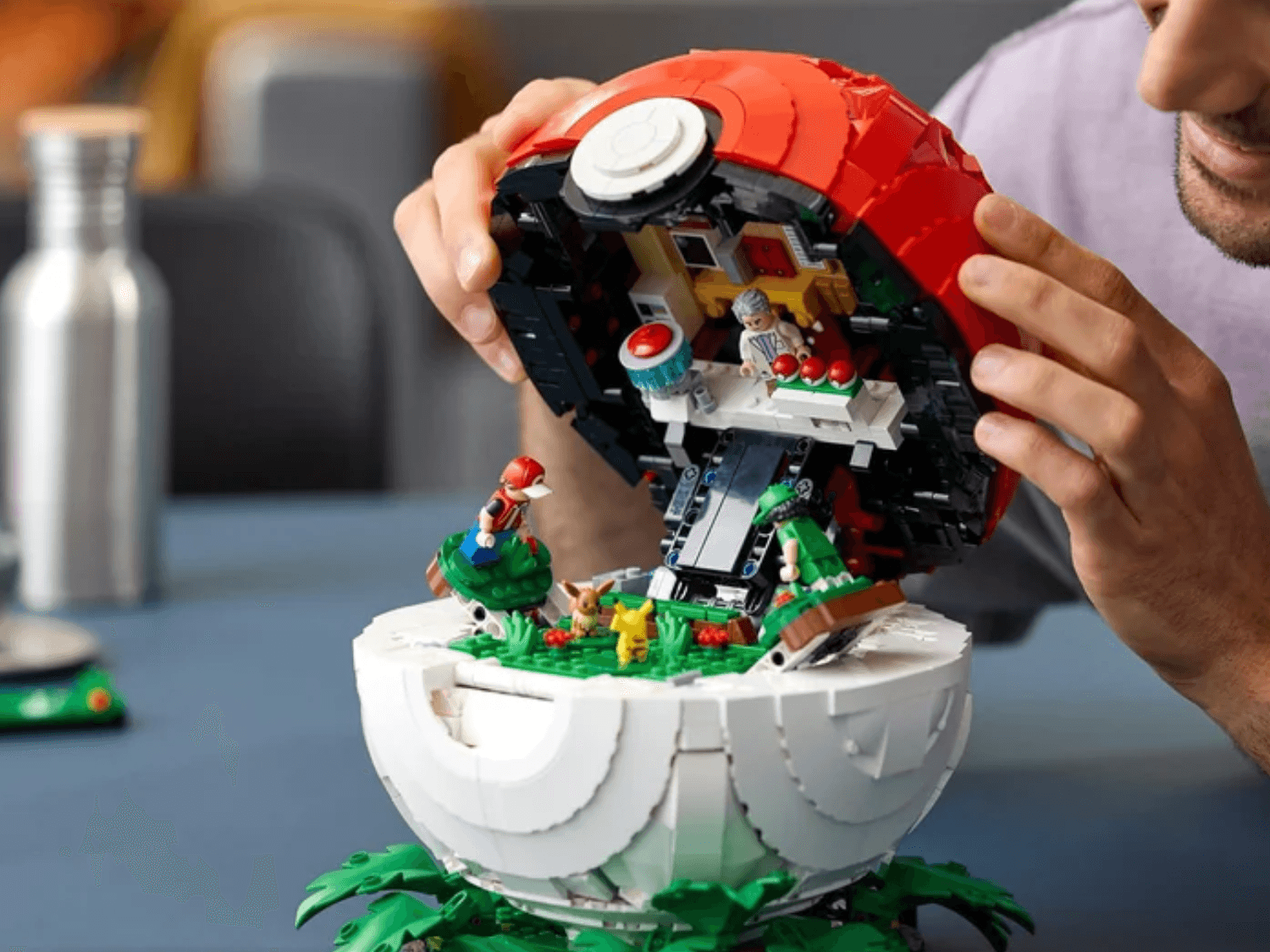 Bộ LEGO Pokémon 72154 lộ diện với thiết kế Poké Ball mở rộng