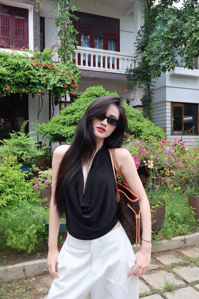 Hoa hậu Ý Nhi xuất hiện với diện mạo sắc sảo khi về Việt Nam.
