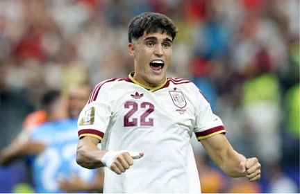 Pau Cubarsi thi đấu chững chạc trong màu áo tuyển Tây Ban Nha tại World Cup 2026