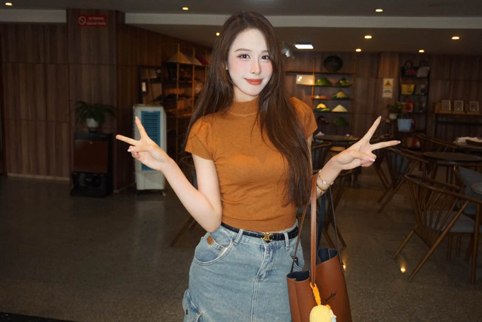Á hậu Ngọc Hằng diện đồ đơn giản vẫn khiến fan xuýt xoa.