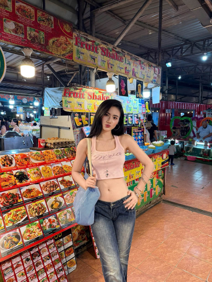 Hoa hậu Ý Nhi khoe vóc dáng trong chuyến du lịch Thái Lan.