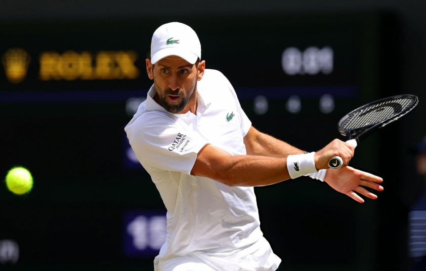 Novak Djokovic thi đấu tại tứ kết Wimbledon 2026