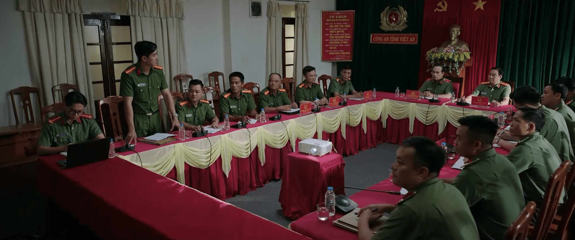 Phòng Kỹ thuật nghiệp vụ bẻ khóa laptop của đối tượng để truy tìm thông tin mạng lưới.