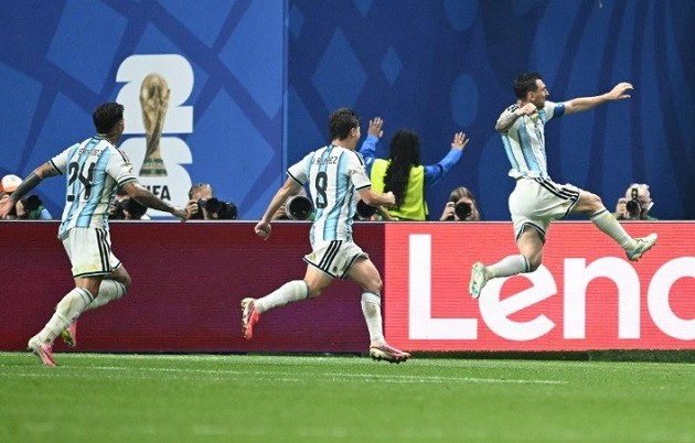 Messi và các đồng đội ăn mừng chiến thắng ngược dòng trước Ai Cập.
