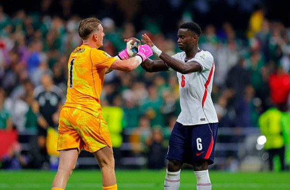 Jordan Pickford chỉ đạo hàng phòng ngự đội tuyển Anh