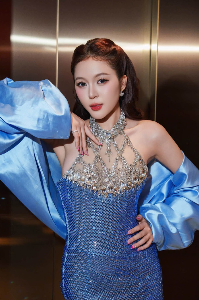 Visual 'phát sáng' của Hoa hậu Kiều Duy trong sắc xanh dương lộng lẫy. (Nguồn: FBNV)