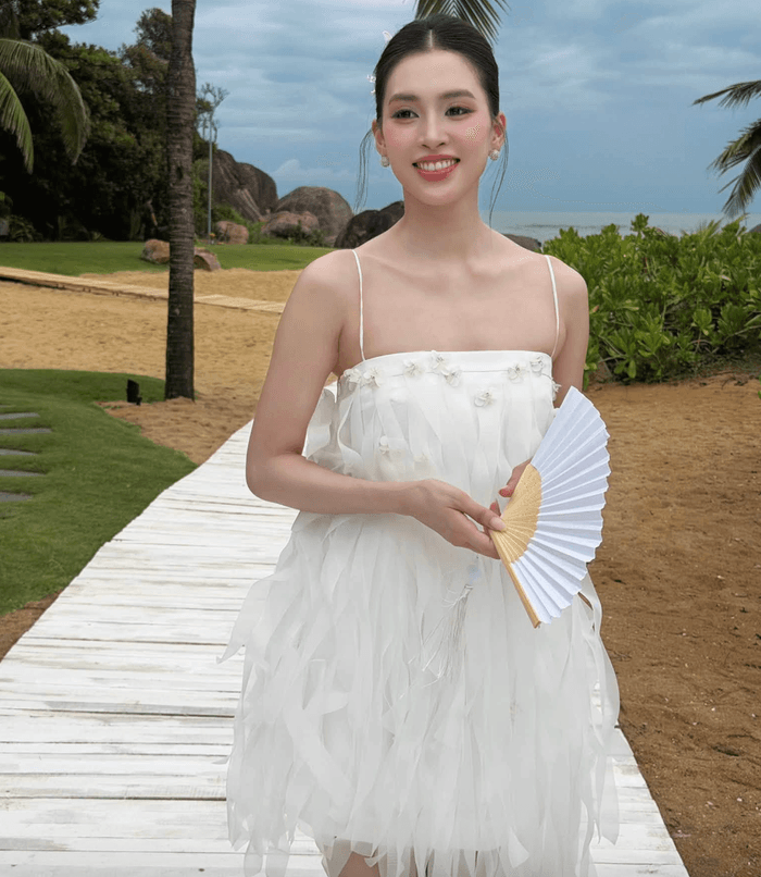 Hoa hậu Tiểu Vy cười rạng rỡ trong bộ ảnh mới với trang phục váy tua rua.