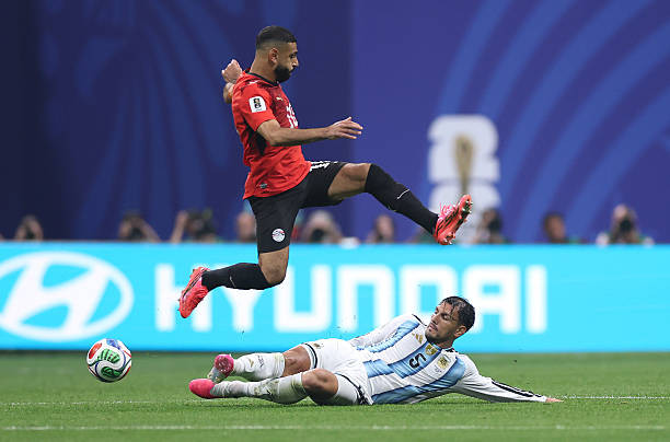 Leandro Paredes điều tiết lối chơi cho Argentina