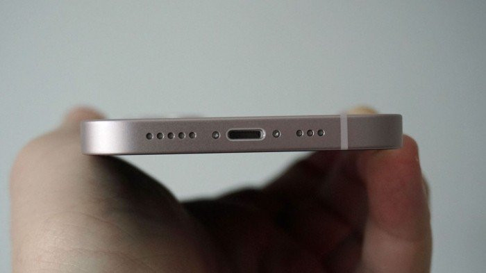 Cận cảnh cổng sạc Lightning trên dòng iPhone 14