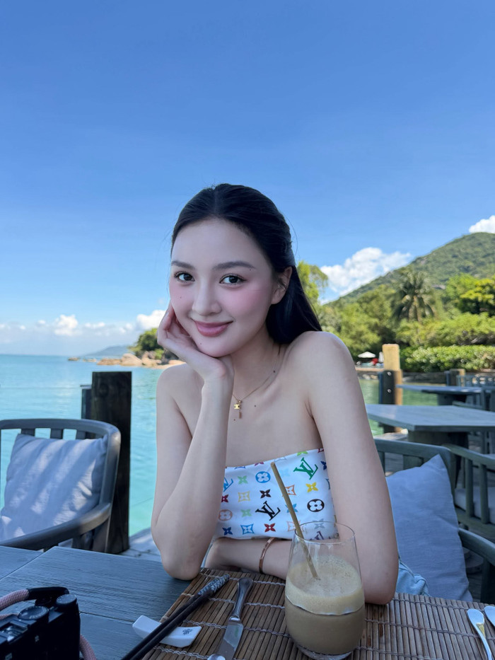 Nhan sắc rạng rỡ của Á hậu Cẩm Ly