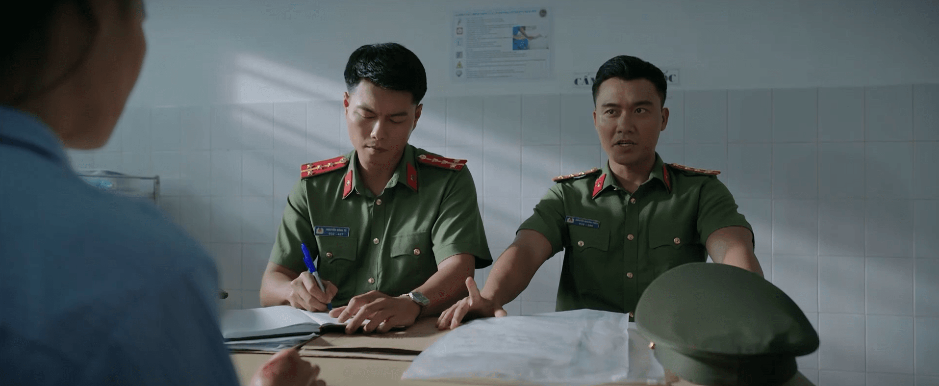 Cán bộ công an lấy lời khai của nghi phạm Y Lanh tại phòng bệnh sau khi cô tỉnh lại.