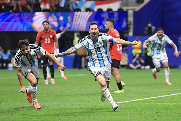 Lionel Messi ghi bàn gỡ hòa cho Argentina sau khi sút hỏng phạt đền tại World Cup