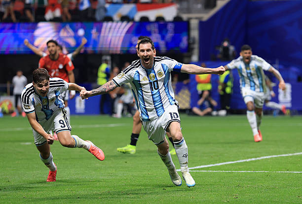 Messi và các đồng đội ăn mừng sau màn lội ngược dòng trước Ai Cập