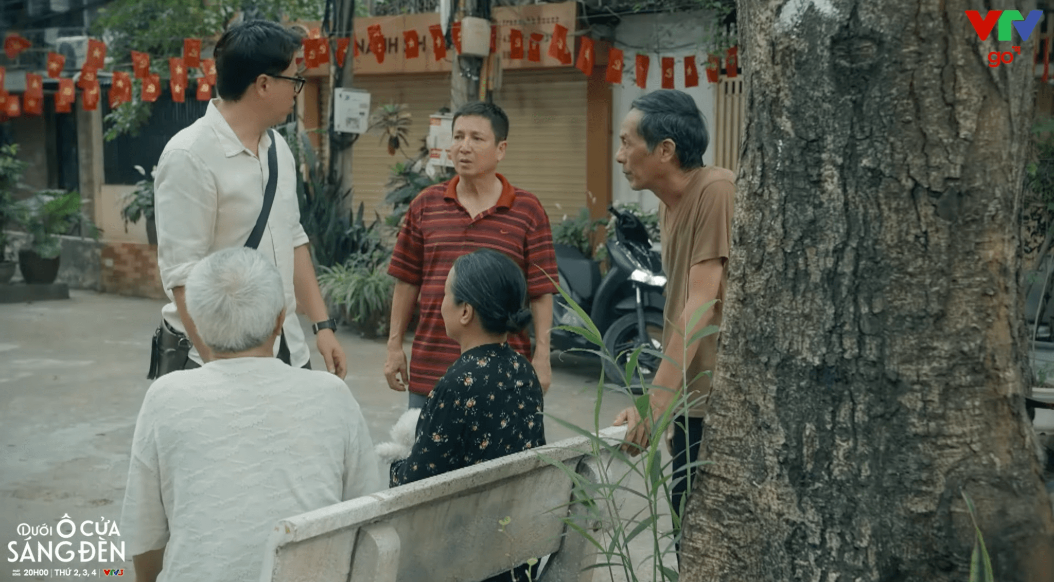 Chị Nguyệt giúp đỡ Tài chăm sóc bà Phụng
