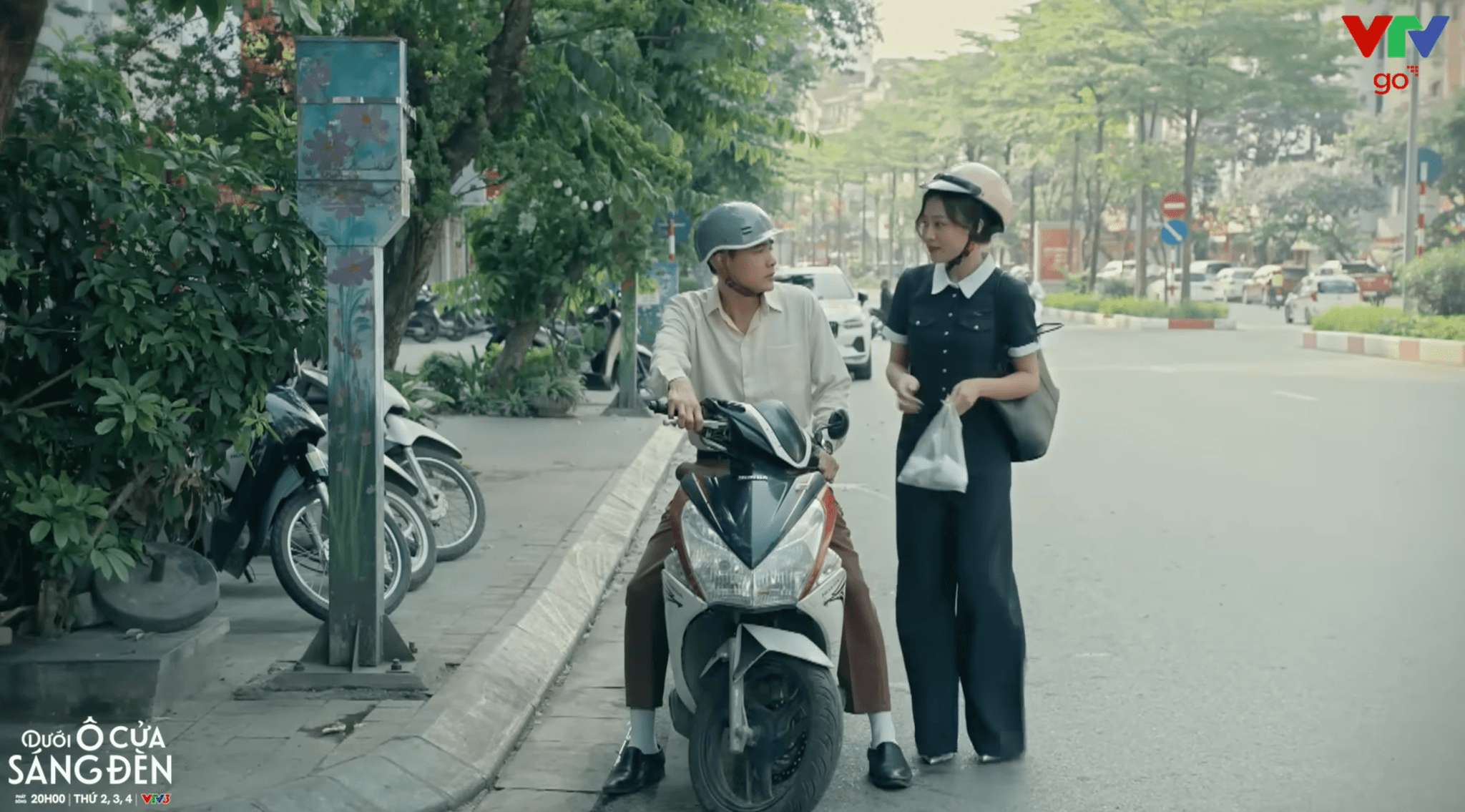 Diệu và Sinh trong buổi làm việc với đại diện nhà đầu tư mua lại xưởng