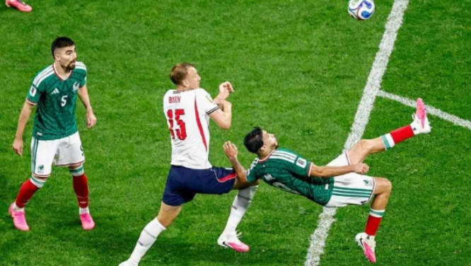 Dan Burn cũng đã có một màn trình diễn đầy quả cảm trước Mexico. Ảnh: Getty Images.