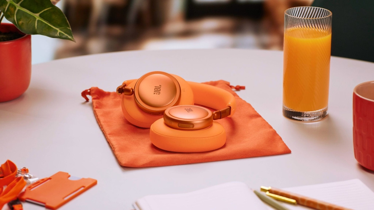 Thiết kế bản lề và đệm tai mới của JBL Live Series