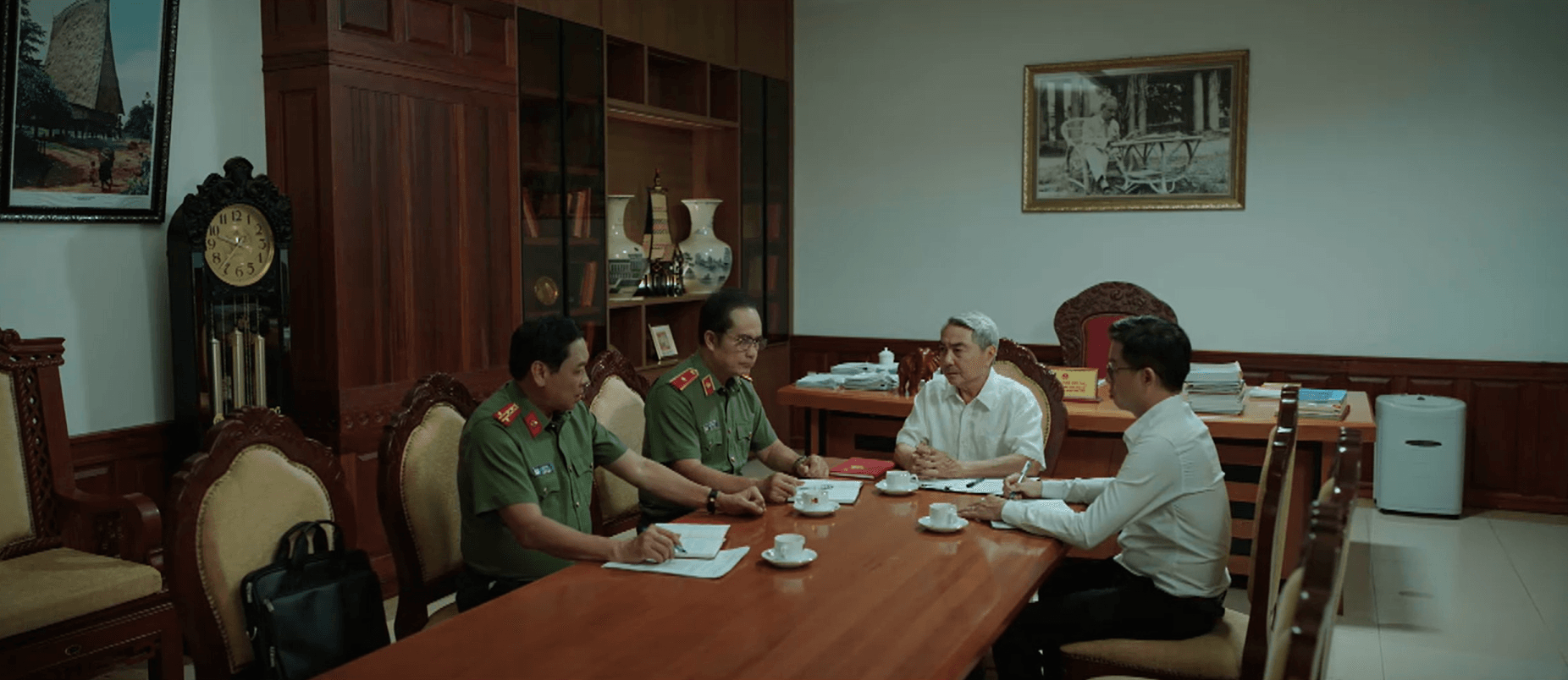 Khoảnh khắc lực lượng công an khống chế đối tượng Lý.