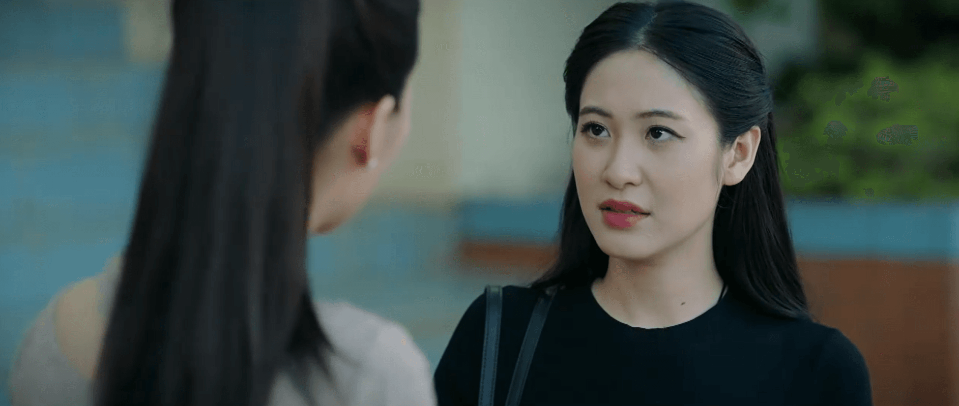 Vân rà soát công việc cùng đoàn nghệ thuật.