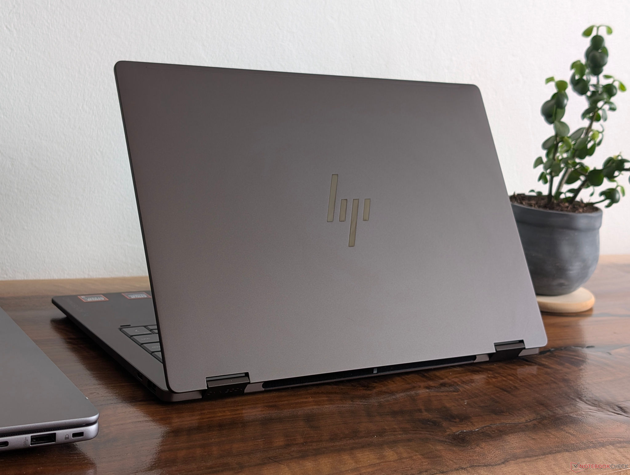 HP OmniBook X Flip 14 Intel vs AMD version comparison