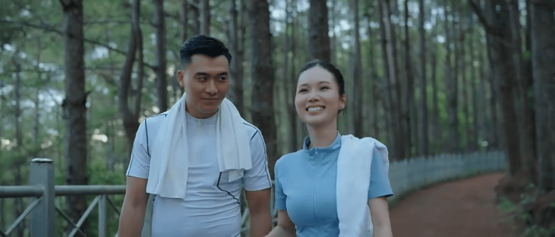 Quang Tuấn và Vân tranh thủ thời gian tập thể dục sáng sớm.