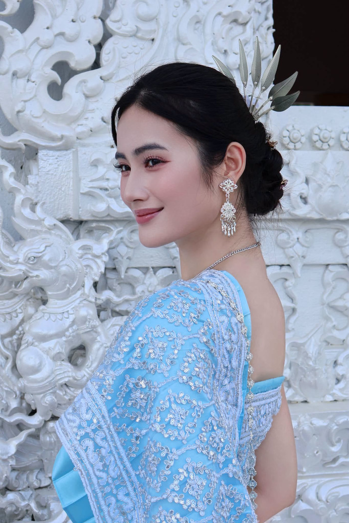 Hoa hậu Ý Nhi trong trang phục truyền thống Thái Lan.