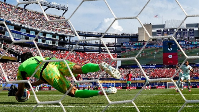 Mbappe đá hỏng phạt đền trước sự xuất sắc của Bounou